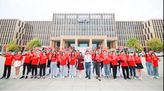 做白色的牛奶，創(chuàng)紅色的企業(yè)，花花牛乳業(yè)集團(tuán)青春歌會慶祝建黨100周年