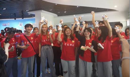 做白色的牛奶，創(chuàng)紅色的企業(yè)，花花牛乳業(yè)集團(tuán)青春歌會慶祝建黨100周年