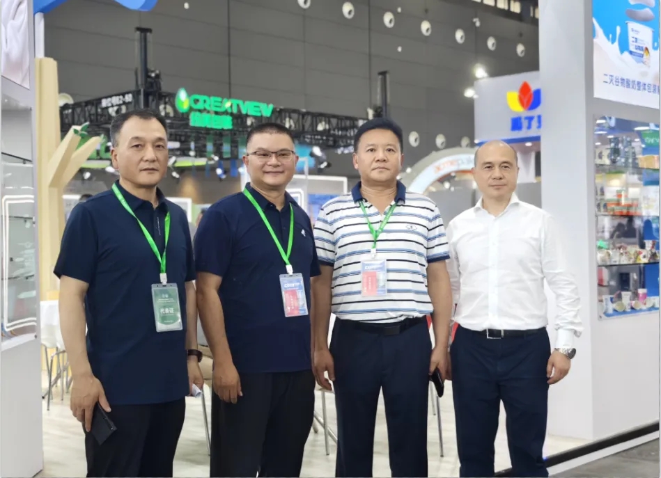 花花牛乳業(yè)集團(tuán)黨委書(shū)記、董事長(zhǎng)唐洪峰一行參加中國(guó)乳制品工業(yè)協(xié)會(huì)第三十次年會(huì)暨2024中國(guó)（國(guó)際）乳業(yè)技術(shù)博覽會(huì)