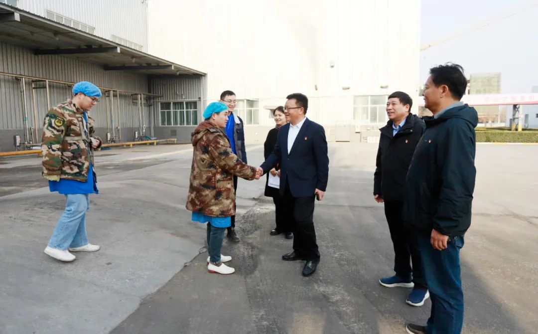 新春慰問(wèn)送關(guān)懷——集團(tuán)黨委書(shū)記、董事長(zhǎng)慰問(wèn)春節(jié)期間堅(jiān)守崗位的一線職工