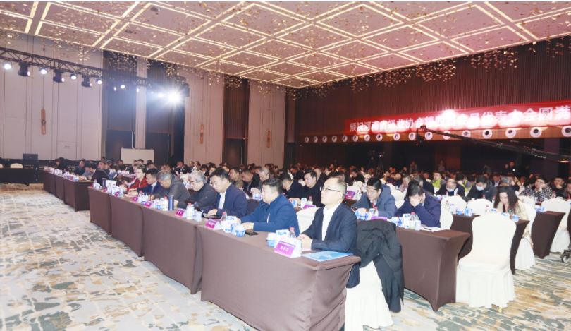 河南奶業(yè)發(fā)展啟航新征程——花花牛乳業(yè)集團(tuán)黨委書記、董事長唐洪峰當(dāng)選河南省奶業(yè)協(xié)會會長