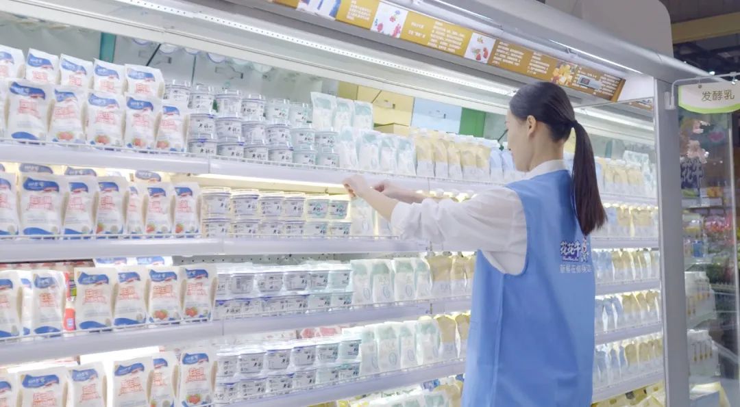 點(diǎn)贊！河南日?qǐng)?bào)要聞02版——報(bào)道花花牛乳業(yè)集團(tuán)鄭州分公司乳制品生產(chǎn)場(chǎng)景，彰顯花花牛乳業(yè)集團(tuán)發(fā)展新活力