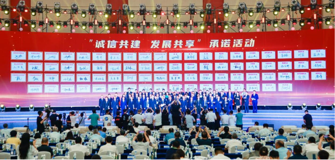 啟航新征程 點(diǎn)亮新賽道丨花花牛乳業(yè)集團(tuán)參加第十四屆中國(guó)奶業(yè)大會(huì)暨D20峰會(huì)，榮獲“中國(guó)乳制品生產(chǎn)企業(yè)現(xiàn)代化等級(jí)5A級(jí)”評(píng)定殊榮