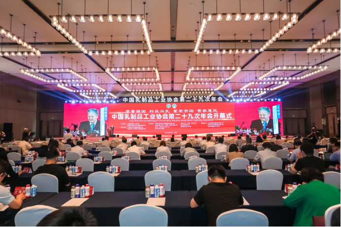 參觀拓思路 交流促發(fā)展 | 集團(tuán)領(lǐng)導(dǎo)參加中乳協(xié)第二十九次年會暨中國(國際)乳業(yè)技術(shù)博覽會并到江西陽光乳業(yè)參觀座談 參觀拓思路 交流促發(fā)展 | 集團(tuán)領(lǐng)導(dǎo)參加中乳協(xié)第二十九次年會暨中國(國際)乳業(yè)技術(shù)博覽會并到江西陽光乳業(yè)參觀座談