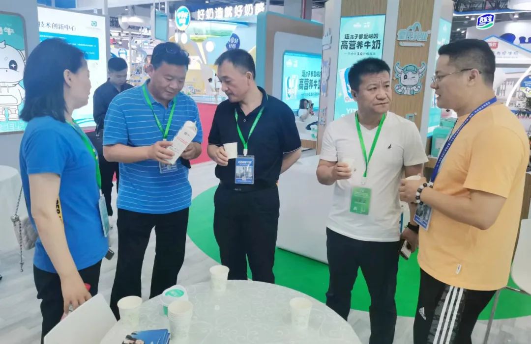 參觀拓思路 交流促發(fā)展 | 集團(tuán)領(lǐng)導(dǎo)參加中乳協(xié)第二十九次年會暨中國(國際)乳業(yè)技術(shù)博覽會并到江西陽光乳業(yè)參觀座談 參觀拓思路 交流促發(fā)展 | 集團(tuán)領(lǐng)導(dǎo)參加中乳協(xié)第二十九次年會暨中國(國際)乳業(yè)技術(shù)博覽會并到江西陽光乳業(yè)參觀座談