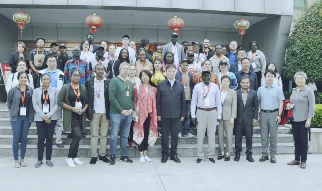 北京大學(xué)南南合作與發(fā)展學(xué)院教授、全球伙伴關(guān)系主任周詠梅一行蒞臨花花牛平輿瑞亞牧業(yè)參觀調(diào)研