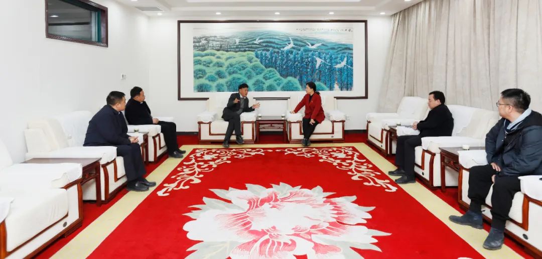 發(fā)揮產(chǎn)業(yè)優(yōu)勢(shì) 助力鄉(xiāng)村振興 | 民權(quán)縣委副書記、縣長(zhǎng)王靜嫻會(huì)見(jiàn)關(guān)曉彥董事長(zhǎng)一行