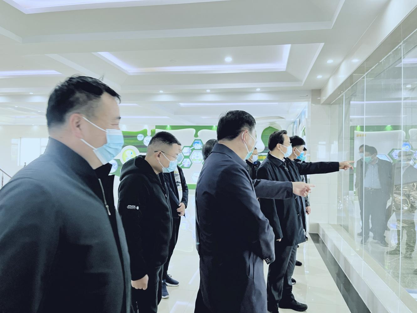 河南省人大常委會(huì)黨組書記、副主任孔昌生蒞臨花花牛魯山瑞亞牧場(chǎng)參觀調(diào)研