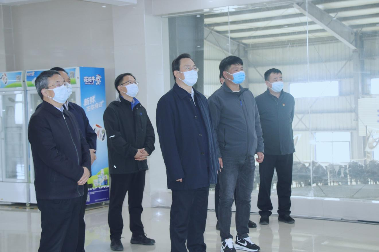 河南省人大常委會(huì)黨組書記、副主任孔昌生蒞臨花花牛魯山瑞亞牧場(chǎng)參觀調(diào)研
