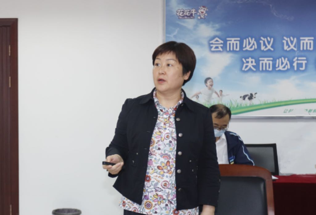 繼往開來 · 再創(chuàng)輝煌 | 花花牛乳業(yè)集團(tuán)召開9月營(yíng)銷、養(yǎng)殖及飼料月度經(jīng)營(yíng)工作會(huì)議