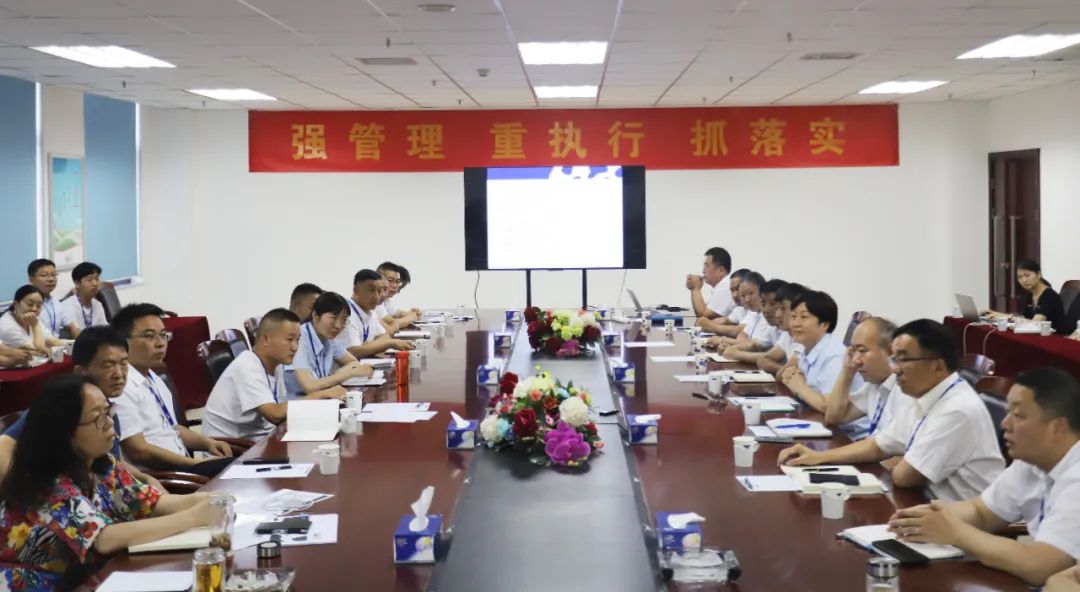 勇?lián)姑な卣齽?chuàng)新｜花花牛乳業(yè)集團(tuán)召開營(yíng)銷、養(yǎng)殖及飼料月度經(jīng)營(yíng)工作會(huì)議