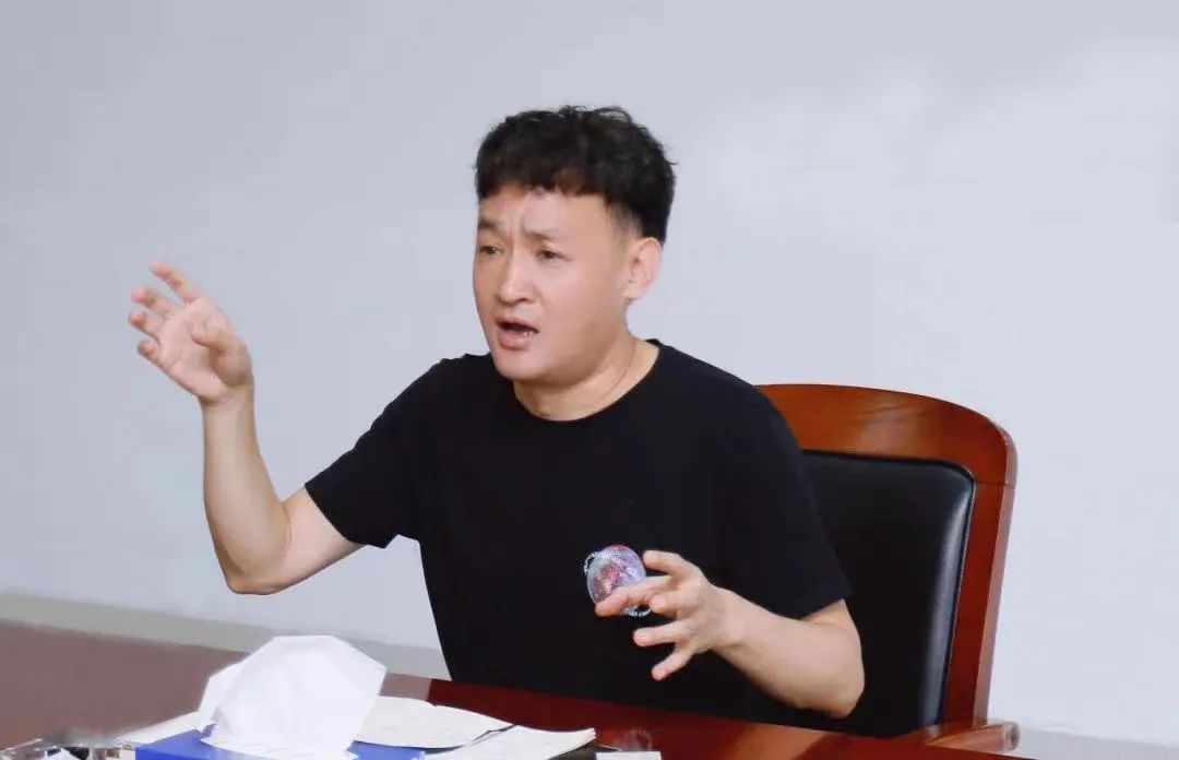 勇?lián)姑な卣齽?chuàng)新｜花花牛乳業(yè)集團(tuán)召開營(yíng)銷、養(yǎng)殖及飼料月度經(jīng)營(yíng)工作會(huì)議