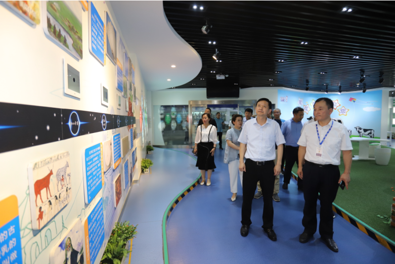 快訊|鄭州市二七區(qū)委副書記、區(qū)長虎榮鑫蒞臨河南花花牛乳業(yè)集團(tuán)調(diào)研