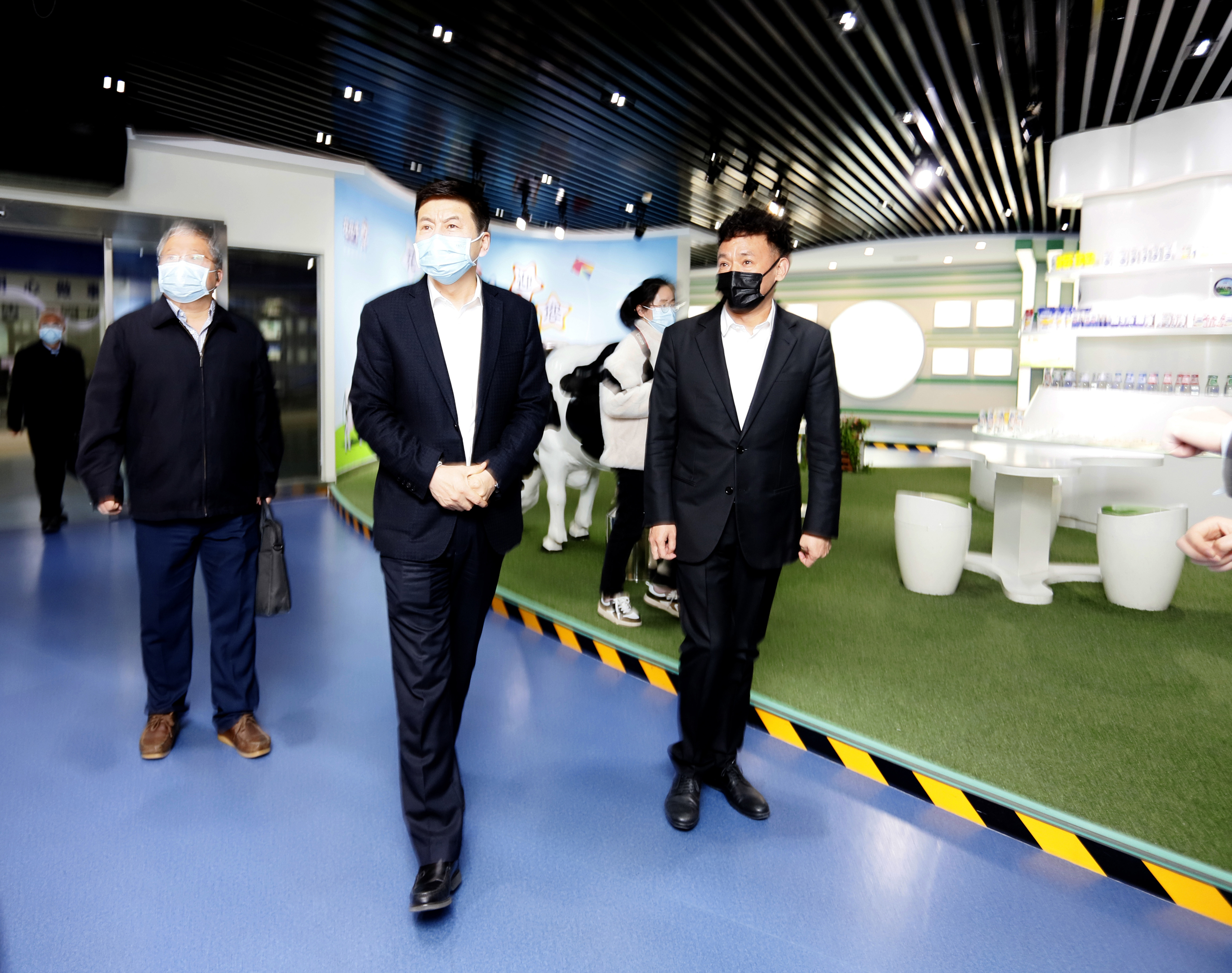 河南省委常委、副省長費(fèi)東斌蒞臨 花花牛乳業(yè)集團(tuán)調(diào)研