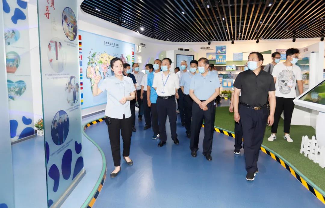 鄭州市安全生產(chǎn)雙重預(yù)防體系建設(shè)現(xiàn)場(chǎng)觀摩會(huì)在花花牛乳業(yè)集團(tuán)鄭州分公司召開