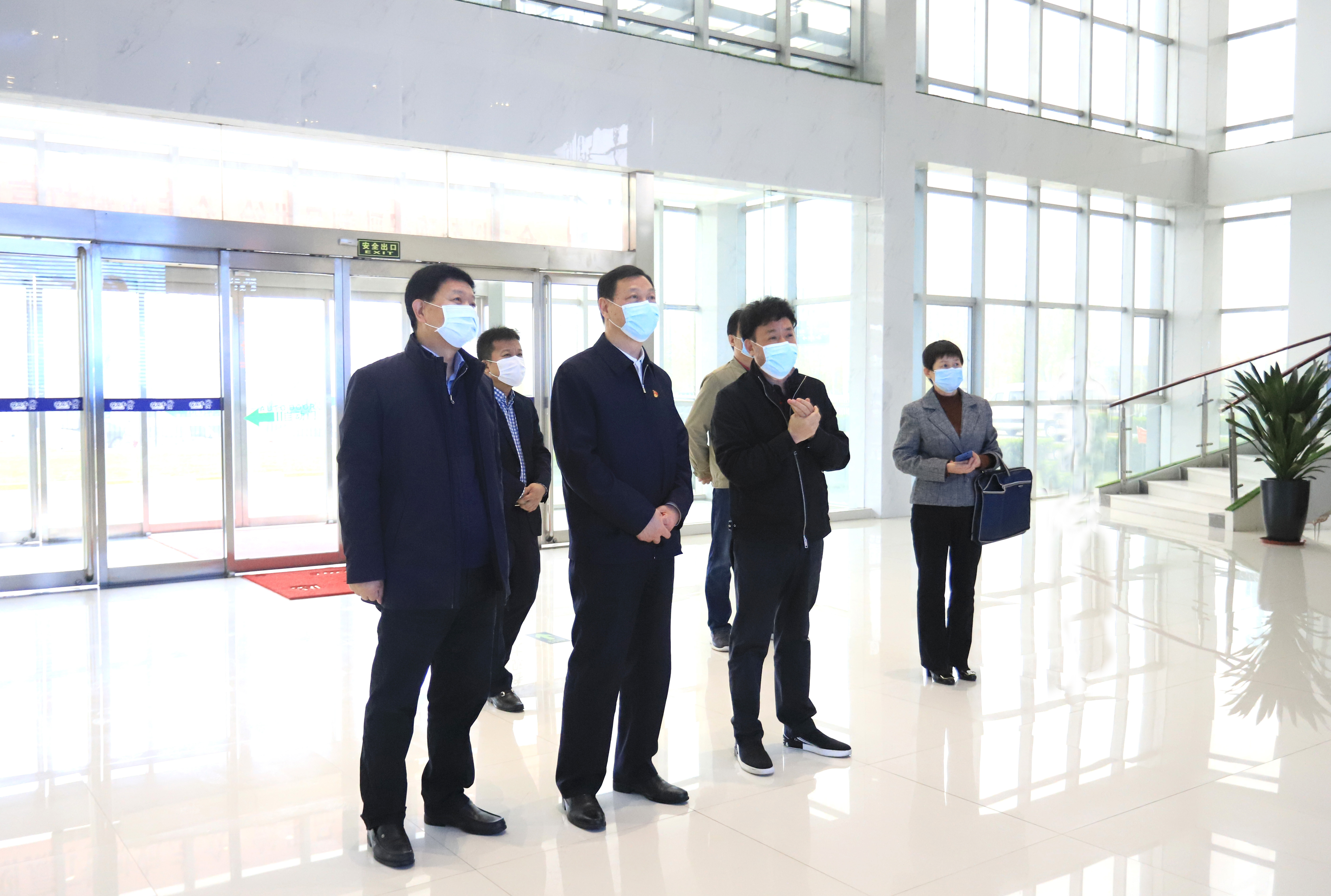 河南省委農(nóng)辦主任、農(nóng)業(yè)農(nóng)村廳廳長申延平一行調(diào)研河南花花牛乳業(yè)集團