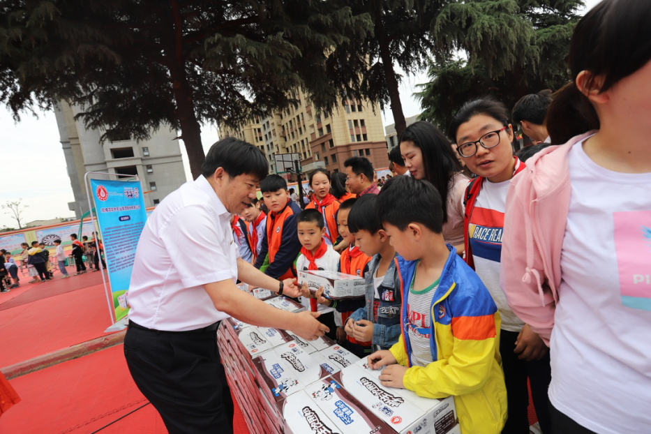 花花牛|六一關(guān)愛(ài)兒童，讓愛(ài)灑滿(mǎn)人間