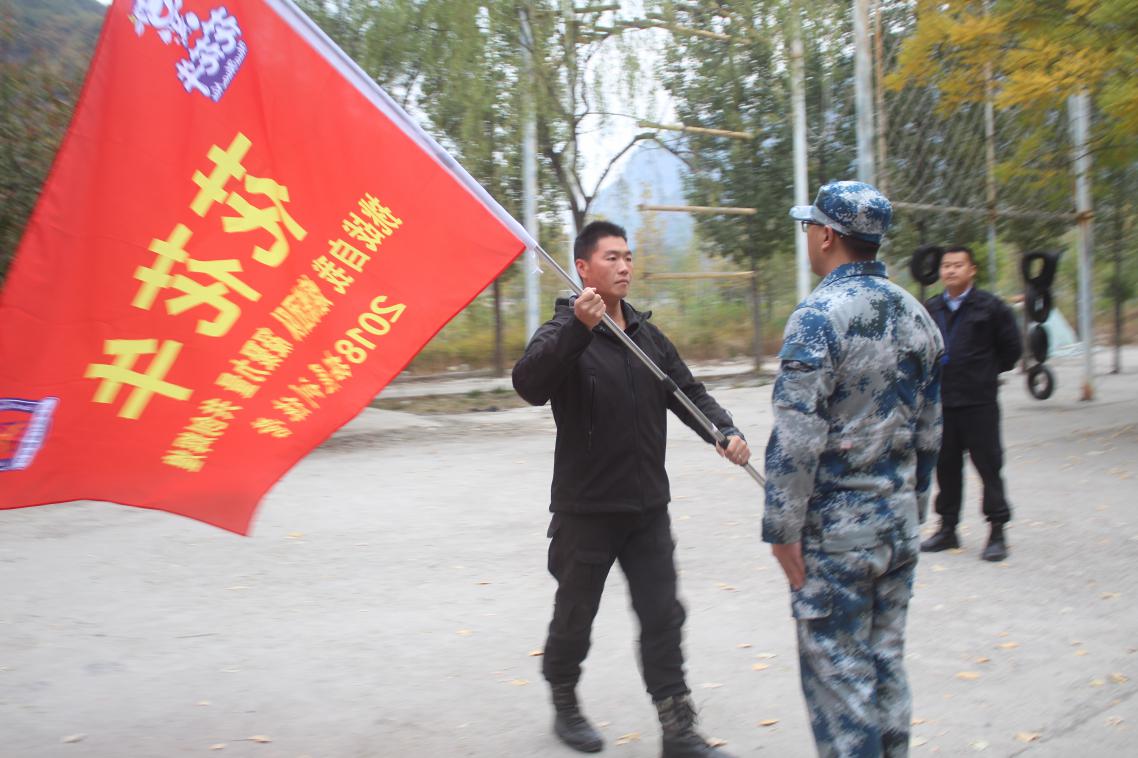 組織開展戶外拓展訓(xùn)練活動(dòng)