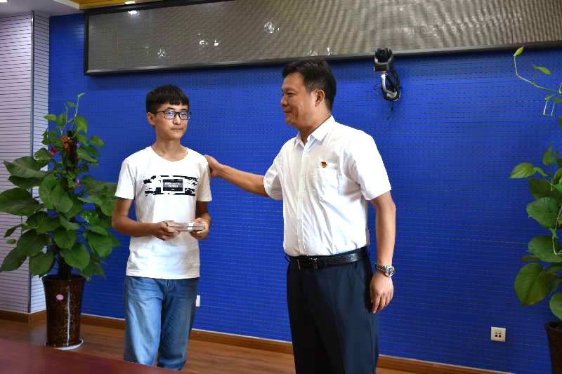 花花牛濟(jì)困解難，助力學(xué)子圓夢(mèng)香江