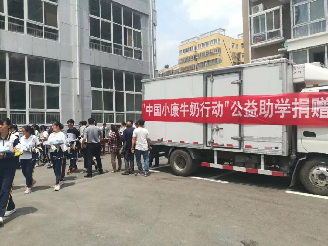 花花牛|捐助教育100萬元！做公益，我們是認真的！