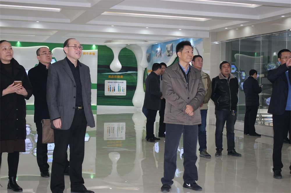 河南省財(cái)政廳副廳長(zhǎng)龐學(xué)孟一行蒞臨花花牛集團(tuán)養(yǎng)殖事業(yè)部魯山瑞亞牧業(yè)有限公司調(diào)研 河南省財(cái)政廳副廳長(zhǎng)龐學(xué)孟一行蒞臨花花牛集團(tuán)養(yǎng)殖事業(yè)部魯山瑞亞牧業(yè)有限公司調(diào)研