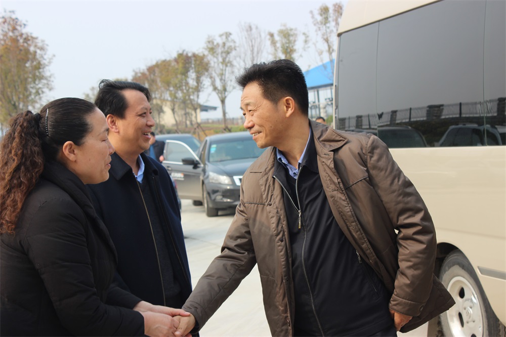 河南省財(cái)政廳副廳長(zhǎng)龐學(xué)孟一行蒞臨花花牛集團(tuán)養(yǎng)殖事業(yè)部魯山瑞亞牧業(yè)有限公司調(diào)研 河南省財(cái)政廳副廳長(zhǎng)龐學(xué)孟一行蒞臨花花牛集團(tuán)養(yǎng)殖事業(yè)部魯山瑞亞牧業(yè)有限公司調(diào)研