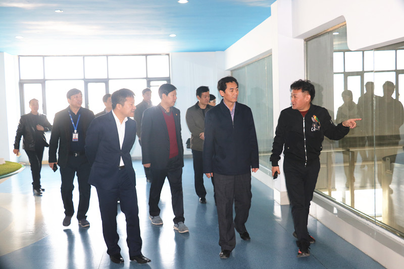 封丘縣縣長(zhǎng)王獻(xiàn)臣一行蒞臨 花花牛集團(tuán)養(yǎng)殖、乳品事業(yè)部參觀調(diào)研