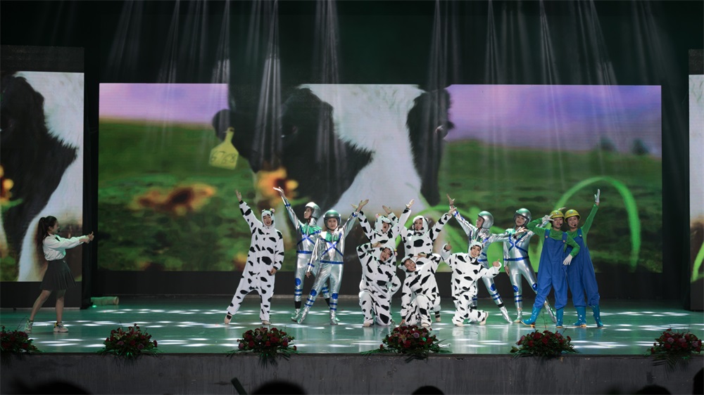 “不忘初心、聚力前行” 花花牛集團(tuán)2018迎新春聯(lián)歡會(huì)隆重舉行