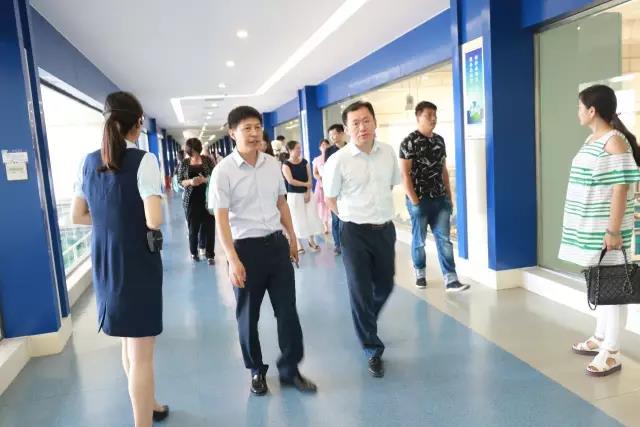 河南省食品安全座談會(huì)暨百場食安講座進(jìn)校園啟動(dòng)儀式在花花牛舉行 河南省食品安全座談會(huì)暨百場食安講座進(jìn)校園啟動(dòng)儀式在花花牛舉行