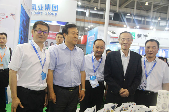 花花牛亮相第八屆中國奶業(yè)大會(huì)，又獲農(nóng)業(yè)部長一聲贊！
