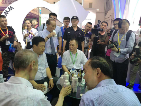 花花牛牛氣沖天！農業(yè)部長品嘗“領暢”點贊，又獲國際奶業(yè)平臺青睞