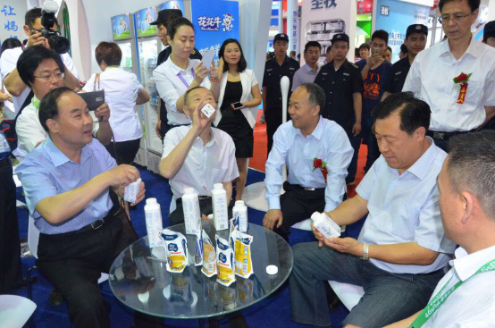 花花牛牛氣沖天！農業(yè)部長品嘗“領暢”點贊，又獲國際奶業(yè)平臺青睞