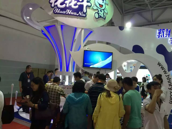 花花牛牛氣沖天！農業(yè)部長品嘗“領暢”點贊，又獲國際奶業(yè)平臺青睞