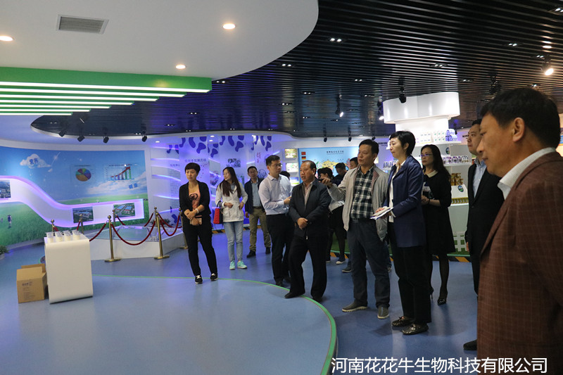 鄭州市二七區(qū)區(qū)委、統(tǒng)戰(zhàn)部部長王玉紅蒞臨花花牛生物科技有限公司參觀指導