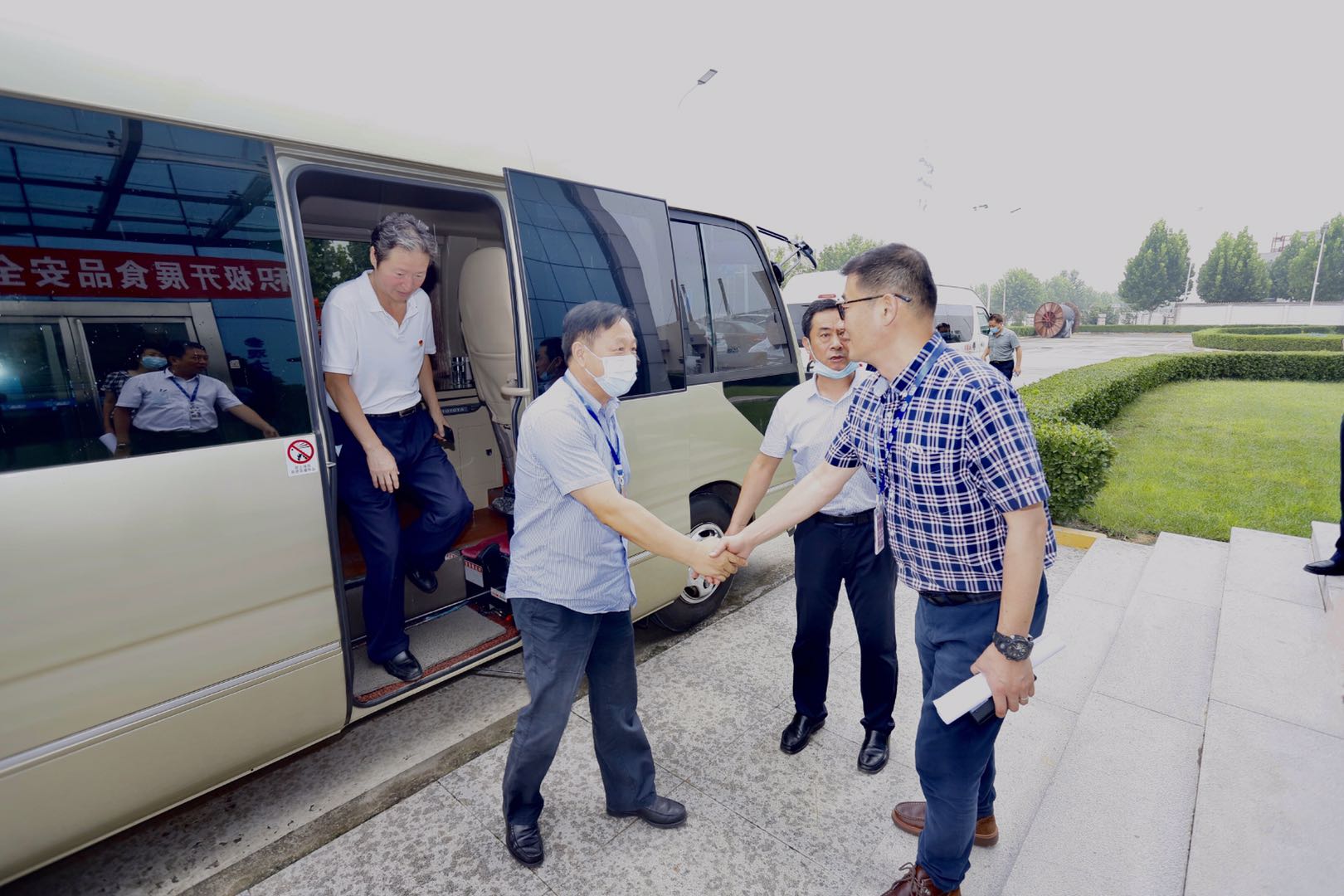 快訊|鄭州市人大代表蒞臨河南花花牛乳業(yè)集團參觀調(diào)研