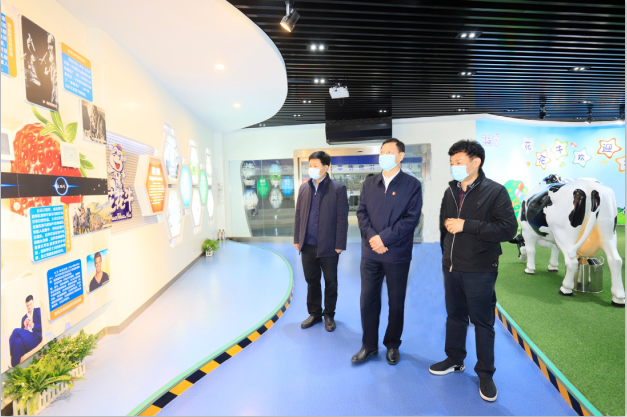 河南省委農(nóng)辦主任、農(nóng)業(yè)農(nóng)村廳廳長(zhǎng)申延平一行調(diào)研河南花花牛乳業(yè)集團(tuán)