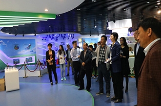 鄭州市二七區(qū)區(qū)委、統(tǒng)戰(zhàn)部部長(zhǎng)王玉紅蒞臨花花牛生物科技有限公司參觀指導(dǎo)