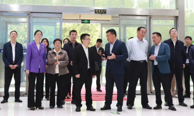 河南省人民政府副秘書長盧東林陪同四川省巴中市委書記鮮榮成一行蒞臨河南花花牛乳業(yè)集團(tuán)參觀調(diào)研