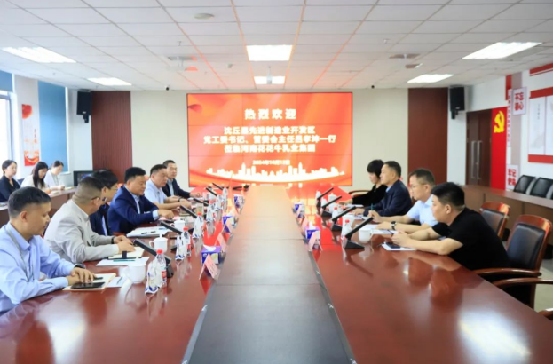 沈丘縣先進(jìn)制造業(yè)開發(fā)區(qū)黨工委書記呂孝坤、金絲猴食品有限公司董事長李旸等一行到訪河南花花牛乳業(yè)集團(tuán)