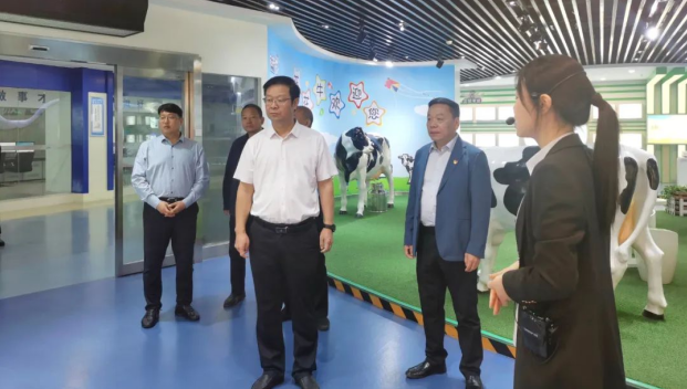 鄭州市人民檢察院黨組書記、代檢察長張道偉一行蒞臨河南花花牛乳業(yè)集團(tuán)參觀調(diào)研